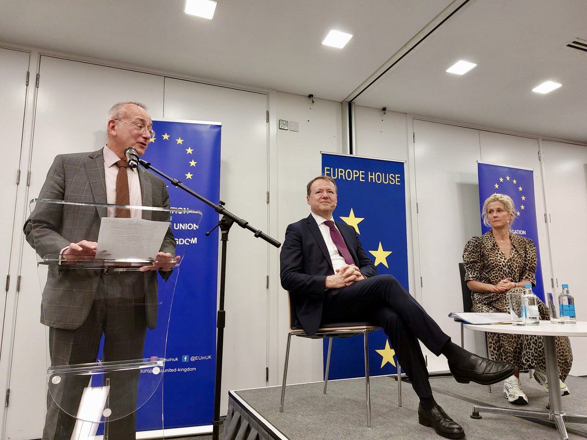 Delighted to welcome @ViolaRoberto and @Marthalanefox at Europe House for a timely conversation on Artificial Intelligence. With great promise comes great responsibility. 1/2