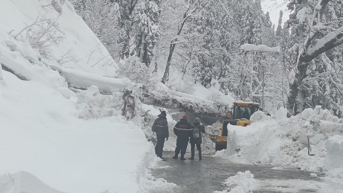 Due to heavy snowfall along the Atal tunnel yesterday the vehicles and tourists had got stuck. However @BROindia swung into action clearing the route of snow and rescued the stranded tourists. The road has since been cleared and the tunnel is open for traffic. @giridhararamane