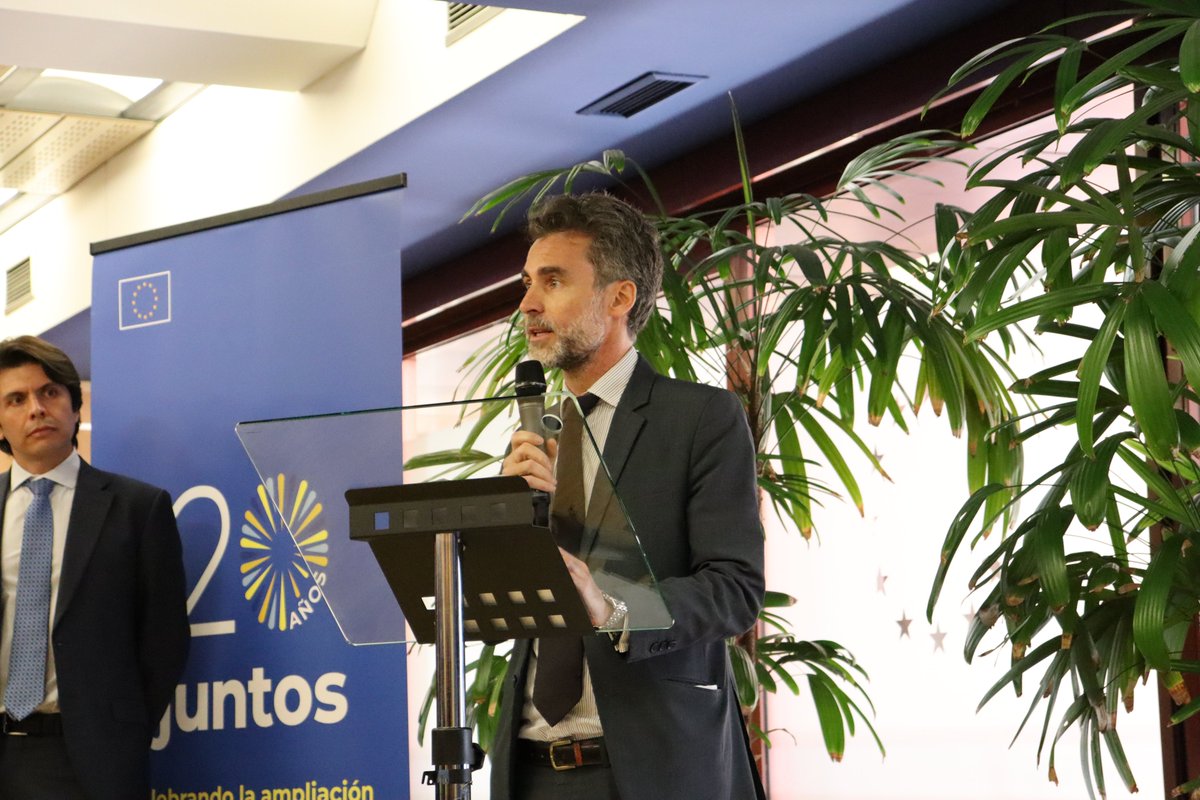 Con motivo del 20º 🎂de la ampliación de la UE, José de Pierpont 🇧🇪 de <a href="/BelgiuminSpain/">Bélgica en España 🇧🇪 🇪🇸</a>, pronuncia un discurso en presencia del DG Salvador Rueda del <a href="/MAECgob/">Ministerio de Asuntos Exteriores, UE y Cooperación</a> y recalca que los 27 Estados miembros 🇪🇺 comparten valores y representan juntos el 16% de la economía 🌏.

#20AñosJuntos