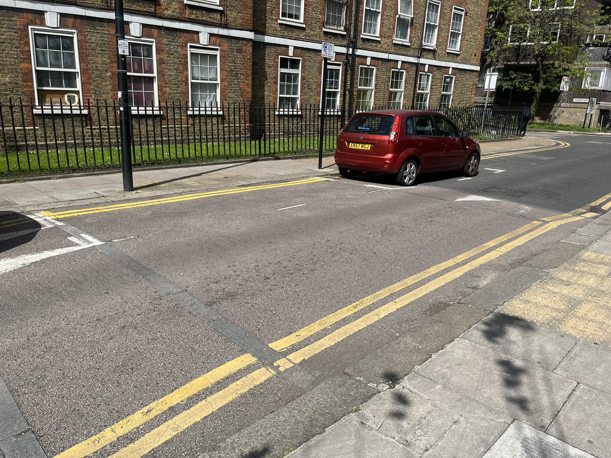 It seems Tower Hamlets council has seen sense and put the double yellow lines back in

#AccessibleStreets 🧑‍🦽🧑‍🦼🧑‍🦯