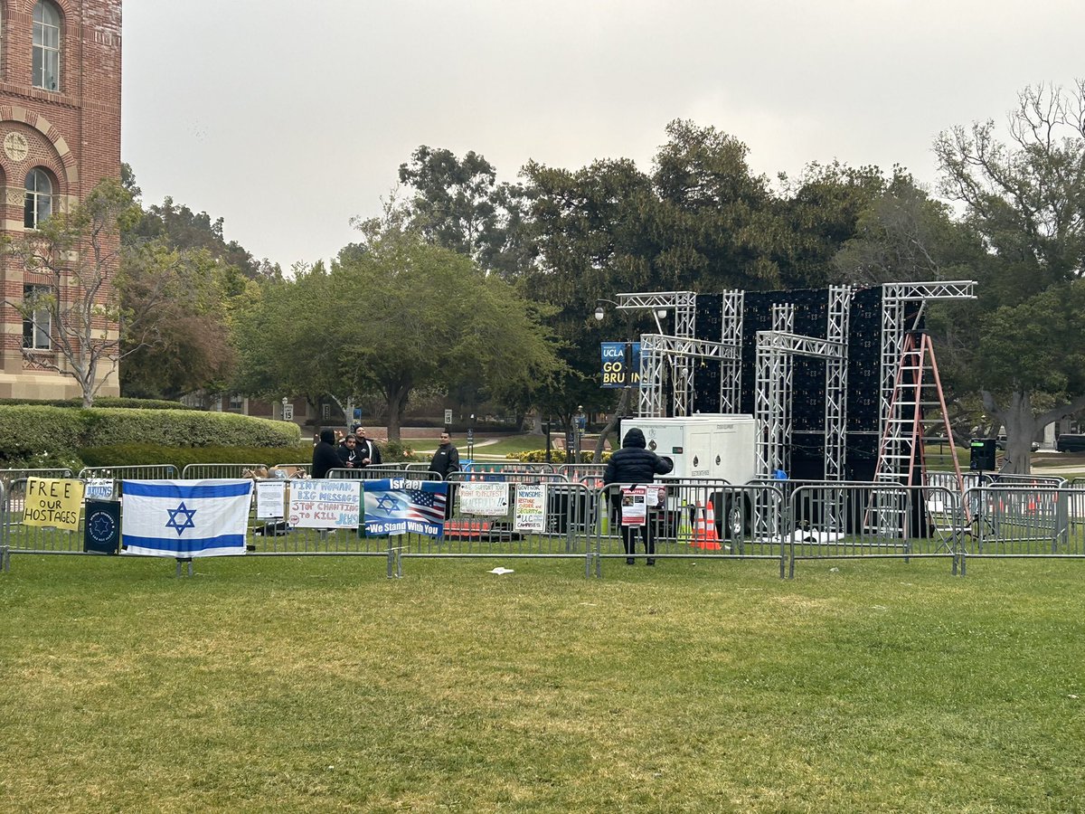 KNXBaird's tweet image. Security is tight at #UCLA this morning after some #fights broke out between #ProPalestinian demonstrators and counter-demonstrators.  Six officers in riot gear separated the groups.  @knxnews