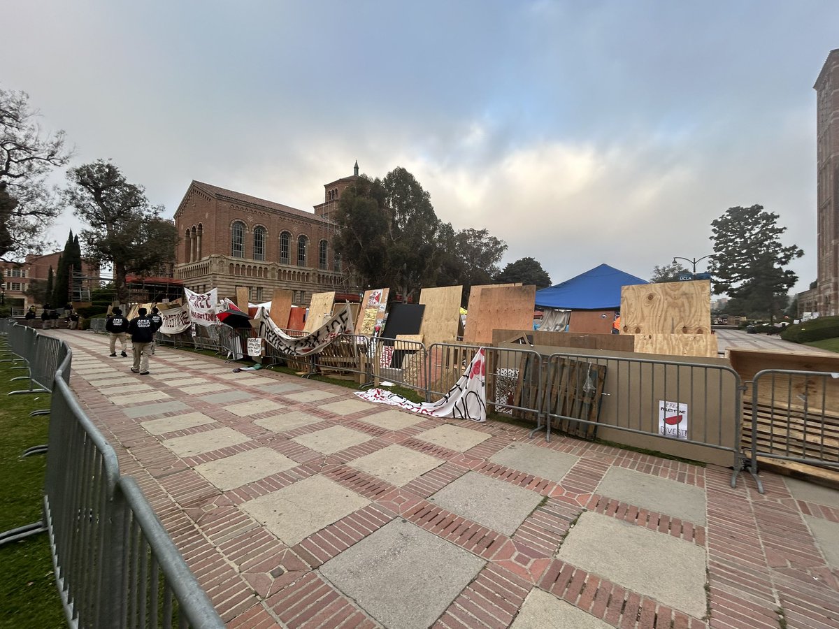 KNXBaird's tweet image. Security is tight at #UCLA this morning after some #fights broke out between #ProPalestinian demonstrators and counter-demonstrators.  Six officers in riot gear separated the groups.  @knxnews