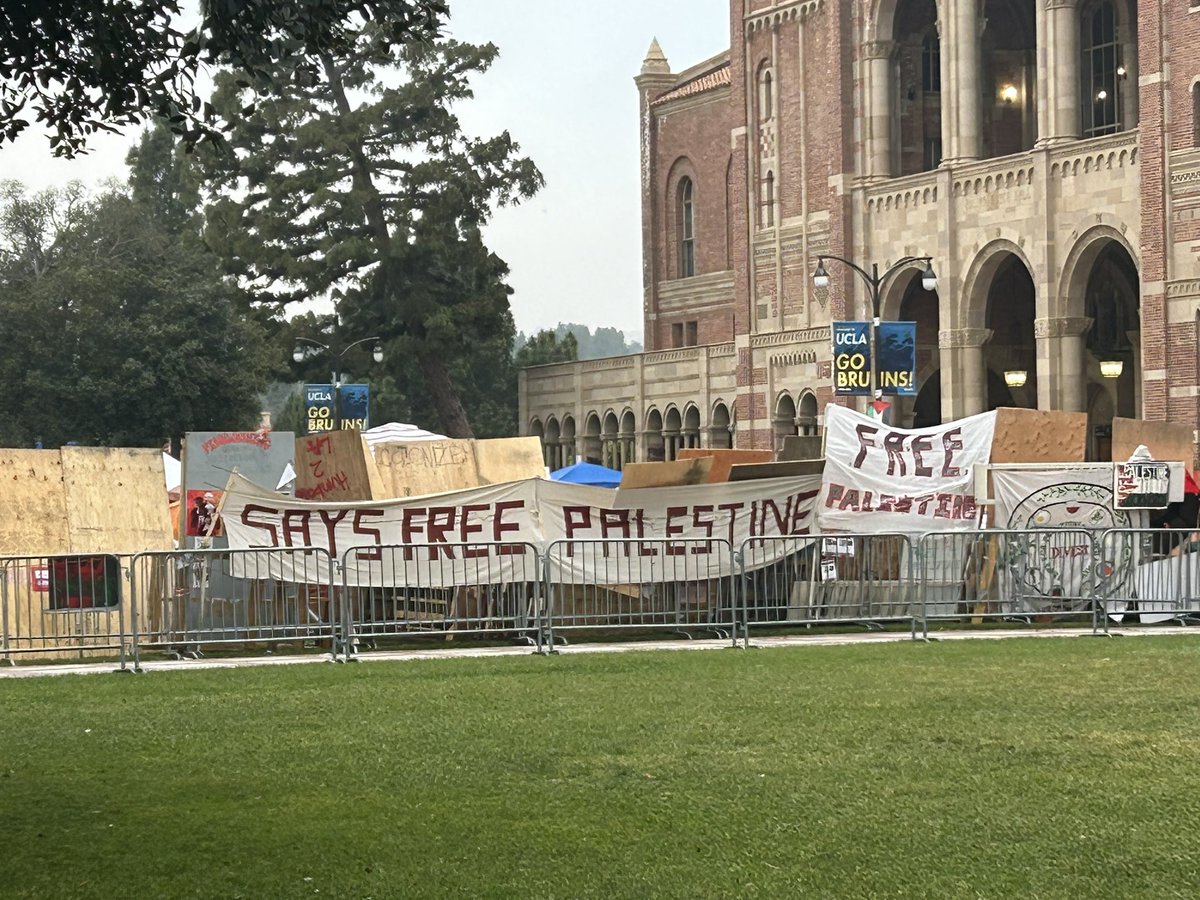 KNXBaird's tweet image. Security is tight at #UCLA this morning after some #fights broke out between #ProPalestinian demonstrators and counter-demonstrators.  Six officers in riot gear separated the groups.  @knxnews
