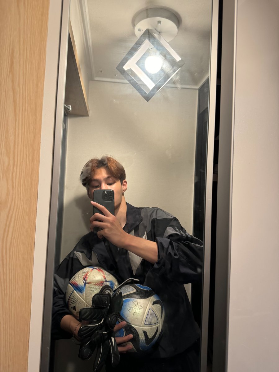 [#태훈] 요즘 내 삶은 춤과 노래 그리고…⚽️

#티에이엔 #TAN #다니엘photo #수원삼성💙