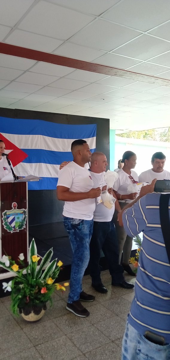 Se reconocen a los trabajadores más destacados del Patio del Constructor de @Conavil_ECM durante el acto de entrega de la bandera que acredita a este colectivo Vanguardia Nacional. #1Mayo #PorCubaJuntosCreamos #LatirAvileño #10AñosHaciendoFuturo