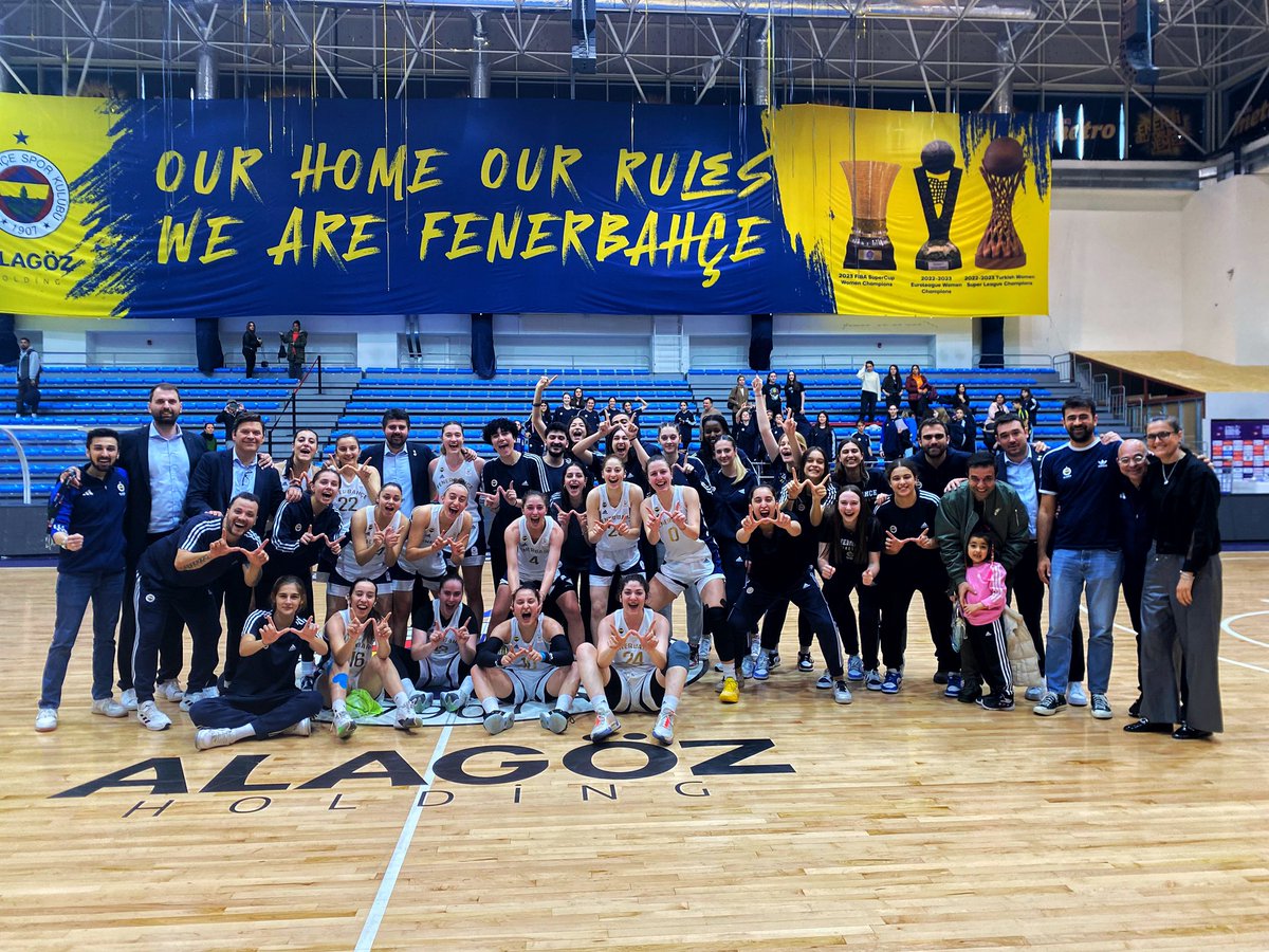 Fenerbahçemiz, Basketbol Gençler Ligi yarı final serisi ilk maçında konuk ettiği ÇBK Mersin'i uzatmaya giden maçta 83-80'lik skorla mağlup ederek seride 1-0 öne geçti! Bravo Takım! 💪 Skor dağılımımız: Ece Erginay 22, Kübra Yaylacı 20, Tuana Ayşegül Vural 10, Hatice Bilir 9,…