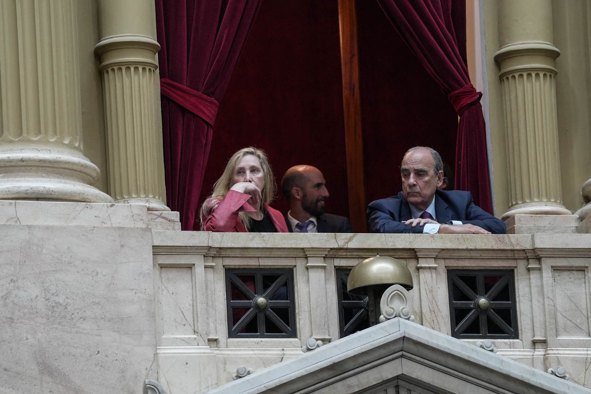 Karina Milei se suma al palco para ser testigo de como LLA logra aprobar su primera ley en Diputados siendo minoría.