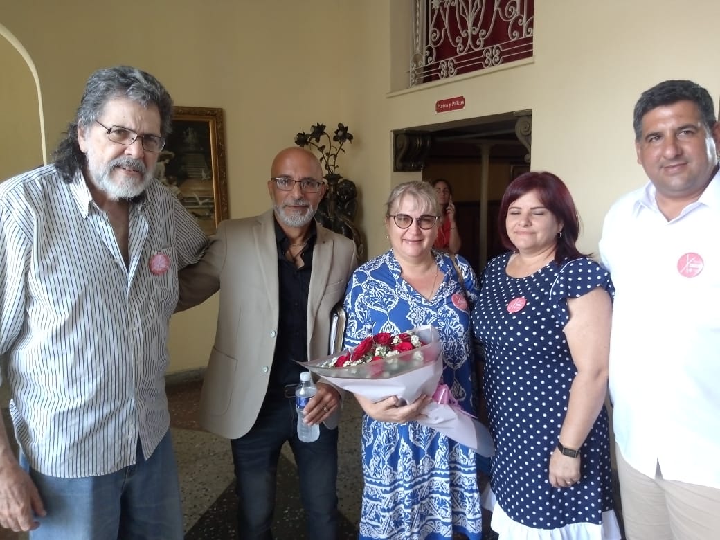 En #PinardelRío, el poeta Nelson Simón le entrega un ramo de flores a la querida Magda Resik, que cumplió años ayer. Con él, felicitamos a Magda, antes de iniciarse la asamblea provincial de la UNEAC, Yamilé, Eumelín y yo. #LaCulturaEsLaPatria