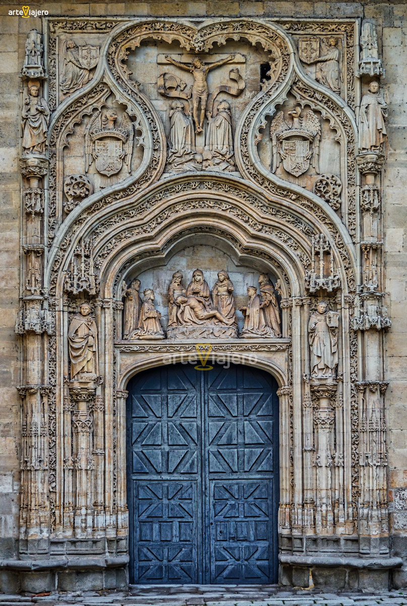 El Convento de Santa Cruz la Real (Segovia) presenta una de las portadas más bellas y conseguidas del estilo gótico isabelino, esta genialidad es atribuida al célebre arquitecto Juan Guas #FelizMartes #photograghy #travel