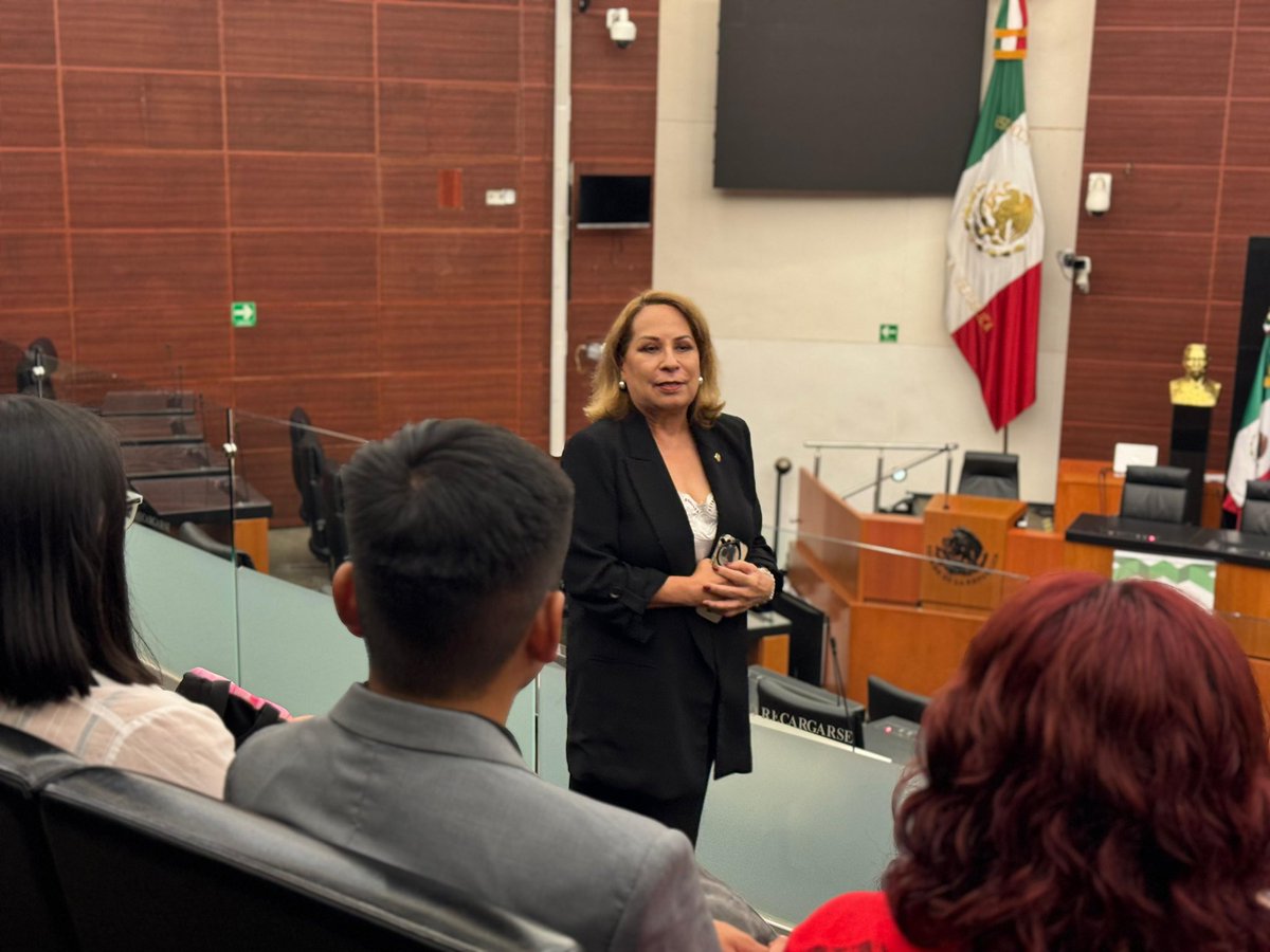 Hoy tuvimos una visita guiada de alumnos con la Facultad de Derecho de la UNAM en el @senadomexicano. Siempre es grato encontrarme con la próxima generación que seguirá transformando el país. 👇🏼🇲🇽