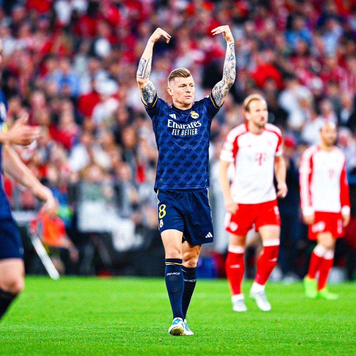 Kroos hides his intentions so well that it's difficult for even his teammates to follow his lead. (not just hiding intentions, it's also waiting until the last possible moment to decide, Kroos understands the elasticity of time-space, and lets time stretch, to create space).