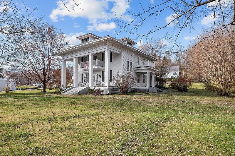 1911 Colonial For Sale in Erin Tennessee
$299,000 · 4 br, 3 ba · 2,900 sq ft
oldhouses.com/36310?fii=2