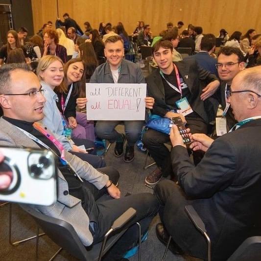 Samlet i 📍Warszawa for at forene, inspirere og lede🗣. 
Fra den 17. til 19. april tændte European Young Leaders Forum lidenskab, skabte forbindelser og udstak kursen for en lysere fremtid🇪🇺. #EYLFWarsaw #LeadershipJourney