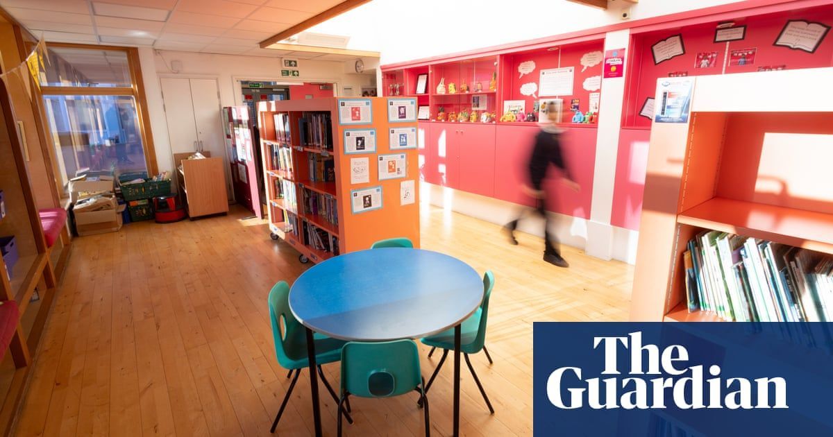 In the #UK: English primary schools cutting teacher numbers amid budget pressure, survey finds 📍 buff.ly/3U8v29Y via @guardian “...three-quarters said their primary schools were cutting teaching assistant roles, while a third were also cutting teacher numbers,”