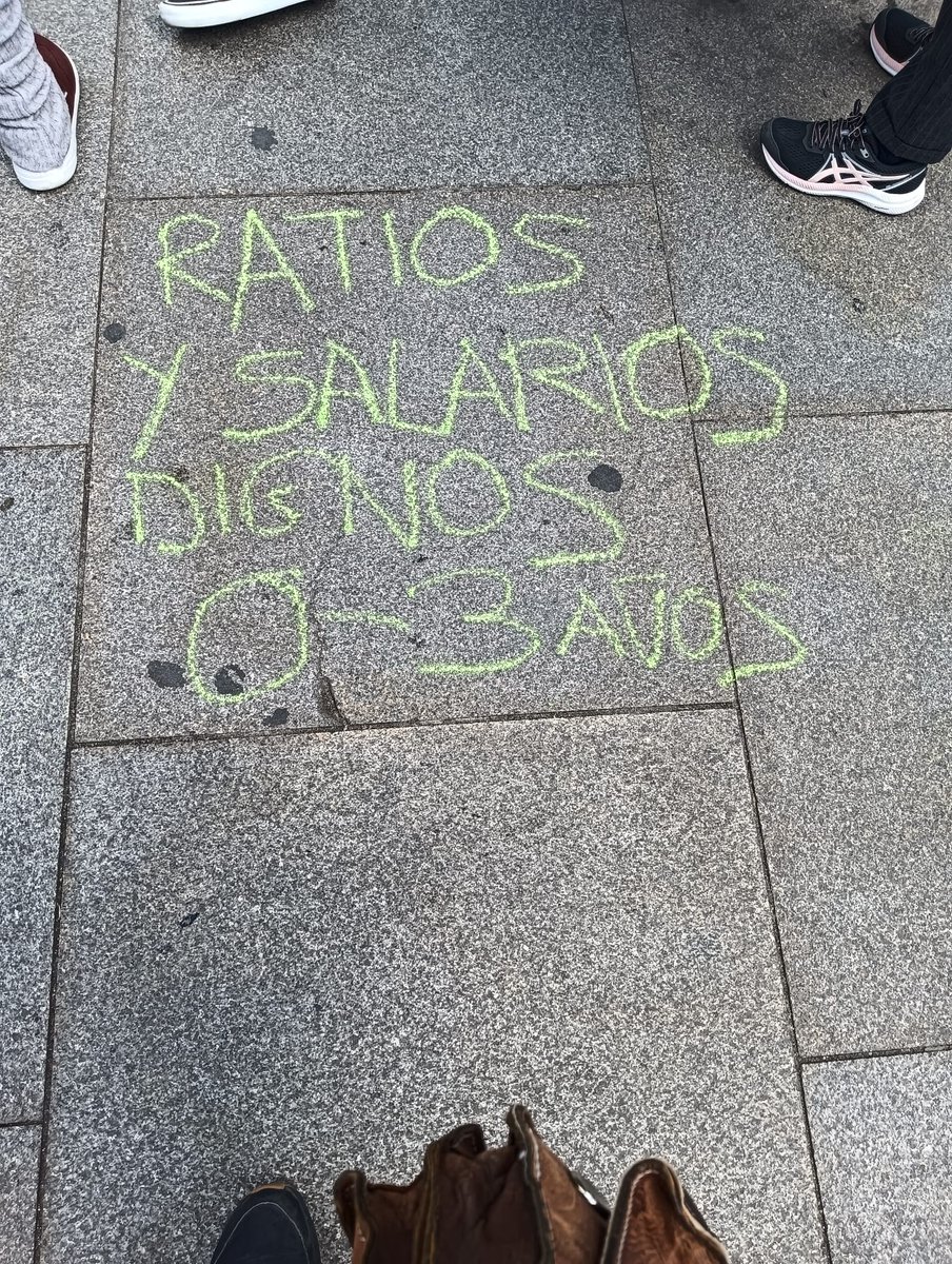 Hace unos días las compañeras de @educacionPLEI salieron a la calle para protestar contra sus condiciones laborales. Afiladas que acudieron nos mandan estas fotos. Todo el apoyo desde CNT Comarcal Sur Madrid