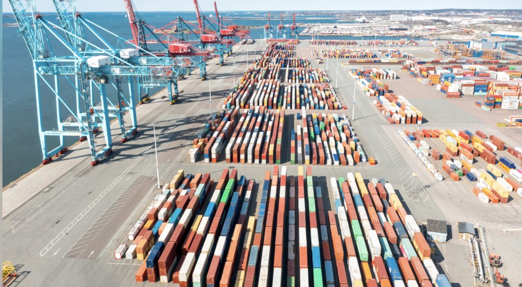 Port of Gothenburg handles over 240,000 TEUs in first quarter 

#PortofGothenburg

 bit.ly/3Wilko7