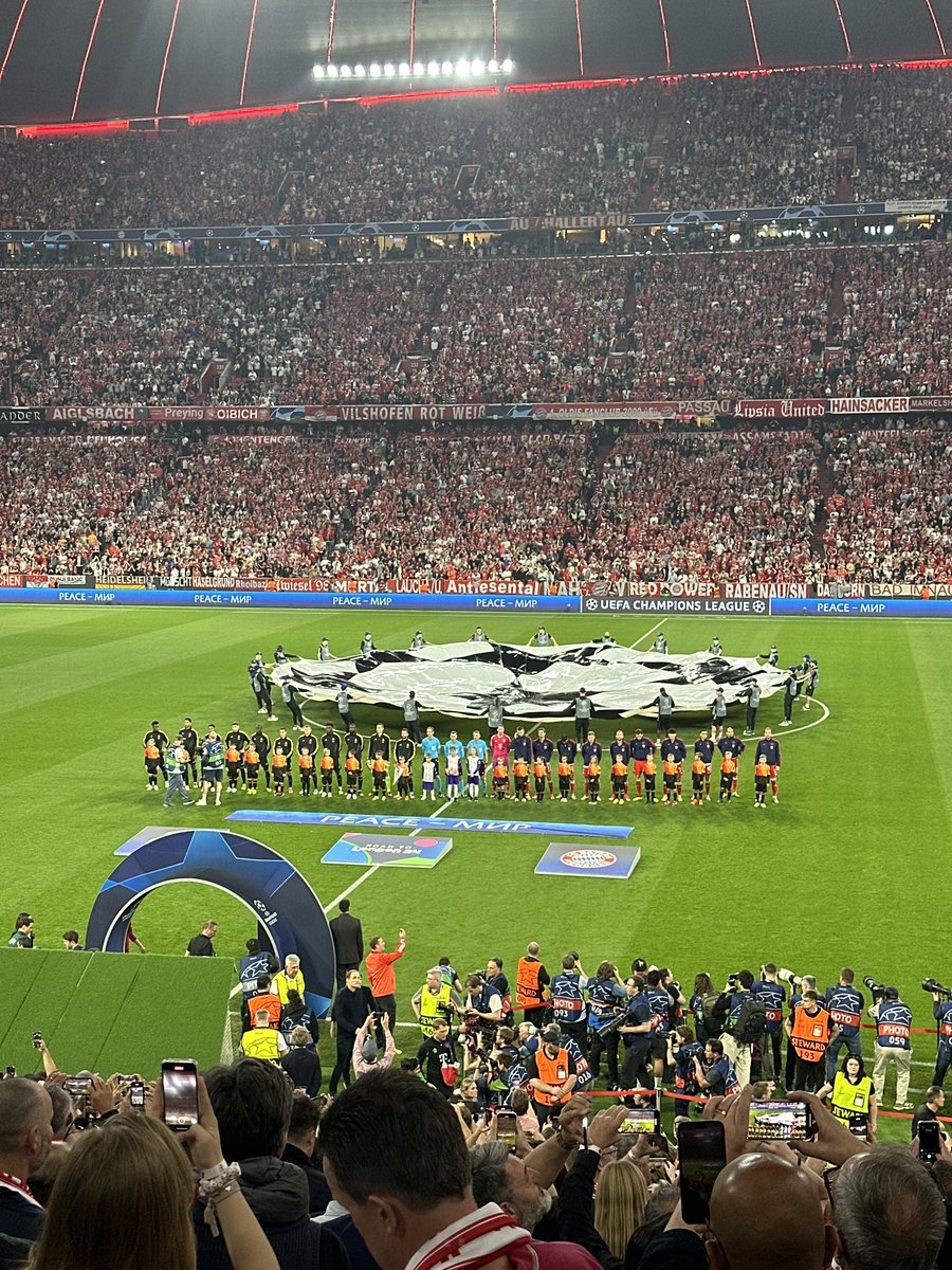 🎶🎶🎶🎶🎶🎶

Ils sont les meilleurs
Sie sind die Besten
These are the champions

Die Meister! 
Die Besten! 
Les grandes équipes! 
The champiooooooooooooooooooooooons! 
 
🎶🎶🎶🎶🎶🎶

#packmas #FCBRMA #UCL