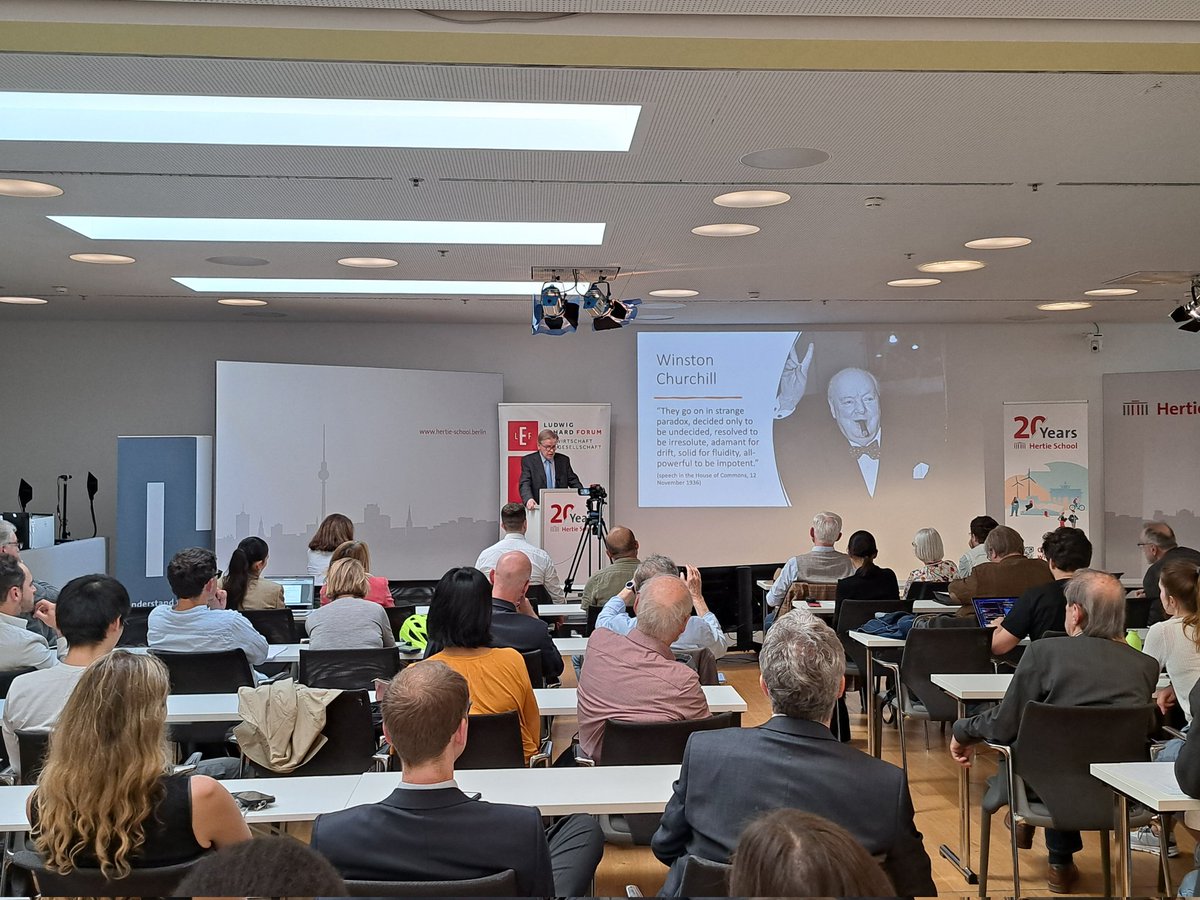 Großartige 'Ludwig #Erhard Forum Academy Lecture' von #HaroldJames (@PrincetonHist) über 'Globalization and the Idea of the West' an der @thehertieschool (h/t @Cornelia_Woll). Volles Haus, tolle Diskussion. Das Video ist zeitnah auf dem Kanal der @LEStiftung.