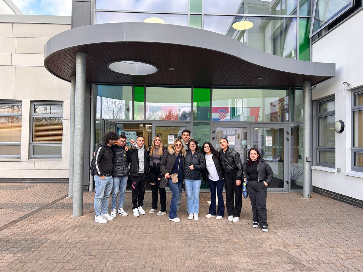 Last week we had the pleasure of hosting 8 Italian Erasmus Students and 2 teachers from Matera. They spent the week being fully immersed in the Irish Education system. We all had a fantastic week 🇮🇪🇮🇹 #etbcorevalues #erasmus #excellenceineducation @TipperaryETB @EUErasmusPlus