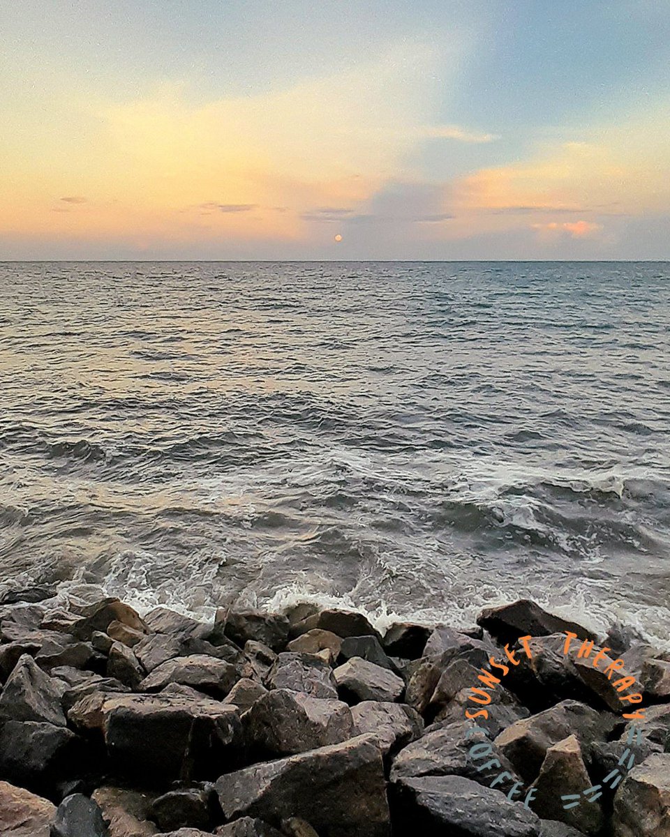 #sky #skylovers #picture #photo #sunset #clouds #cloudlovers #pinkclouds #sunsetlovers  #orangesky #orangeclouds #beautifuldestinations #earthfocus #bestvacations #travelawesome #natgeo #vacation #travel #beach #sunset #ocean #nature #naturephotography #natureaddict