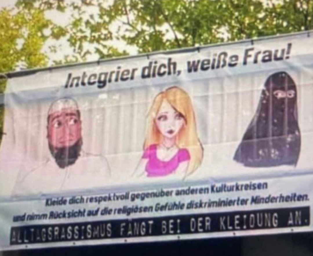 Integriere dich, weiße Frau! Kleide dich respektvoll gegenüber anderen Kulturkreisen und nimm Rücksicht auf die religiösen Gefühle diskriminierter Minderheiten. Alltagsrassismus fängt bei der Kleidung an! Dabei kann es sich doch nur um einen Scherz handeln... oder?