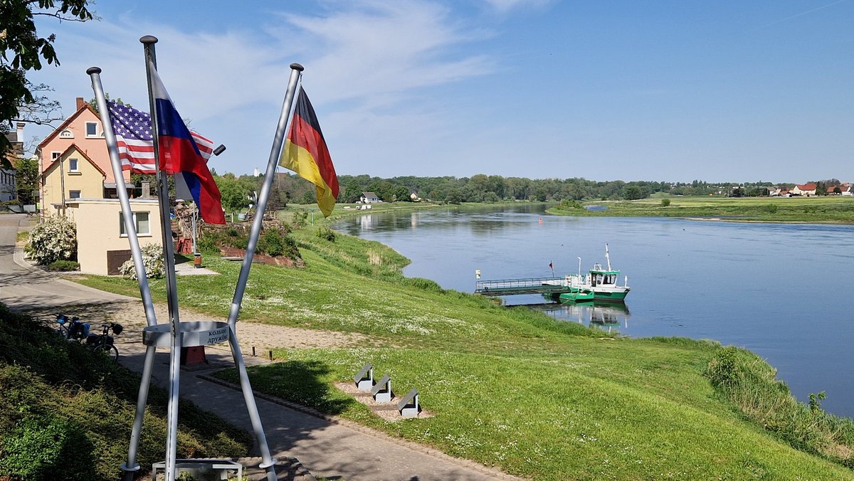 Bij Strehla aan de Elbe gaven de Sovjetmilitairen en geallieerden elkaar voor het eerst de hand op 25 april 1945. Hier staat een klein monument 'Ring of Friendship' of 'кольцо дружбы'.