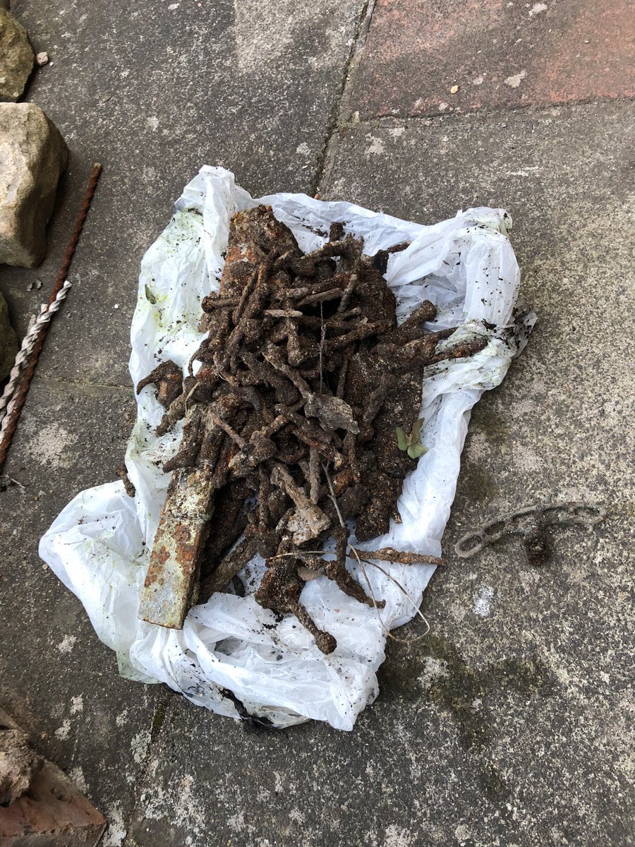 rob_northern's tweet image. Think I’ve found where the last builders dumped metal and glass #digging