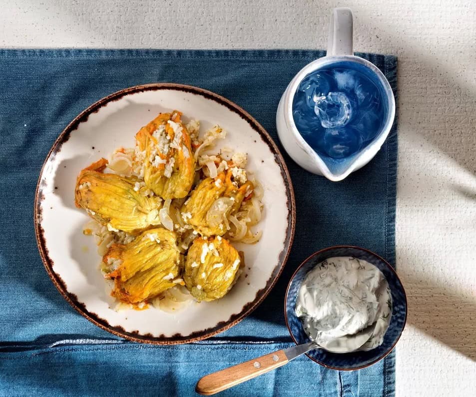 FASTING RECIPE: Zucchini flowers stuffed with rice and yoghurt-dill sauce greekcitytimes.com/2024/05/01/zuc…