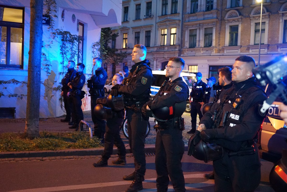 21:00

An der Ecke Merseburgerstr./Endersstr. stoppt die Polizei die Demo auf.

#le3004 #Leipzig