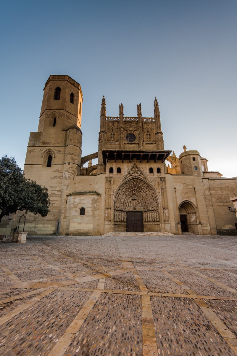 #Huesca, la encantadora capital del Altoaragón. 🌟 Una ciudad tranquila y acogedora, perfecta para escapar del bullicio sin perderse de su rica historia, exquisita gastronomía y encantadores comercios locales. ¡Ven y vive la magia de Huesca! ❤️🍴🛍️