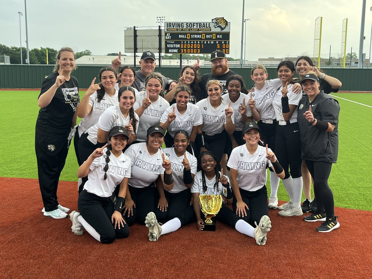 The @IrvingSoftball1 team 🥎 has advanced to the Area Championship 🏆! Come cheer them on as they face Flower Mound Marcus: 📆Wednesday, May 1 ⏰7 PM 📍Coppell High School Baseball/Softball Complex Good luck, team! 👏🍀