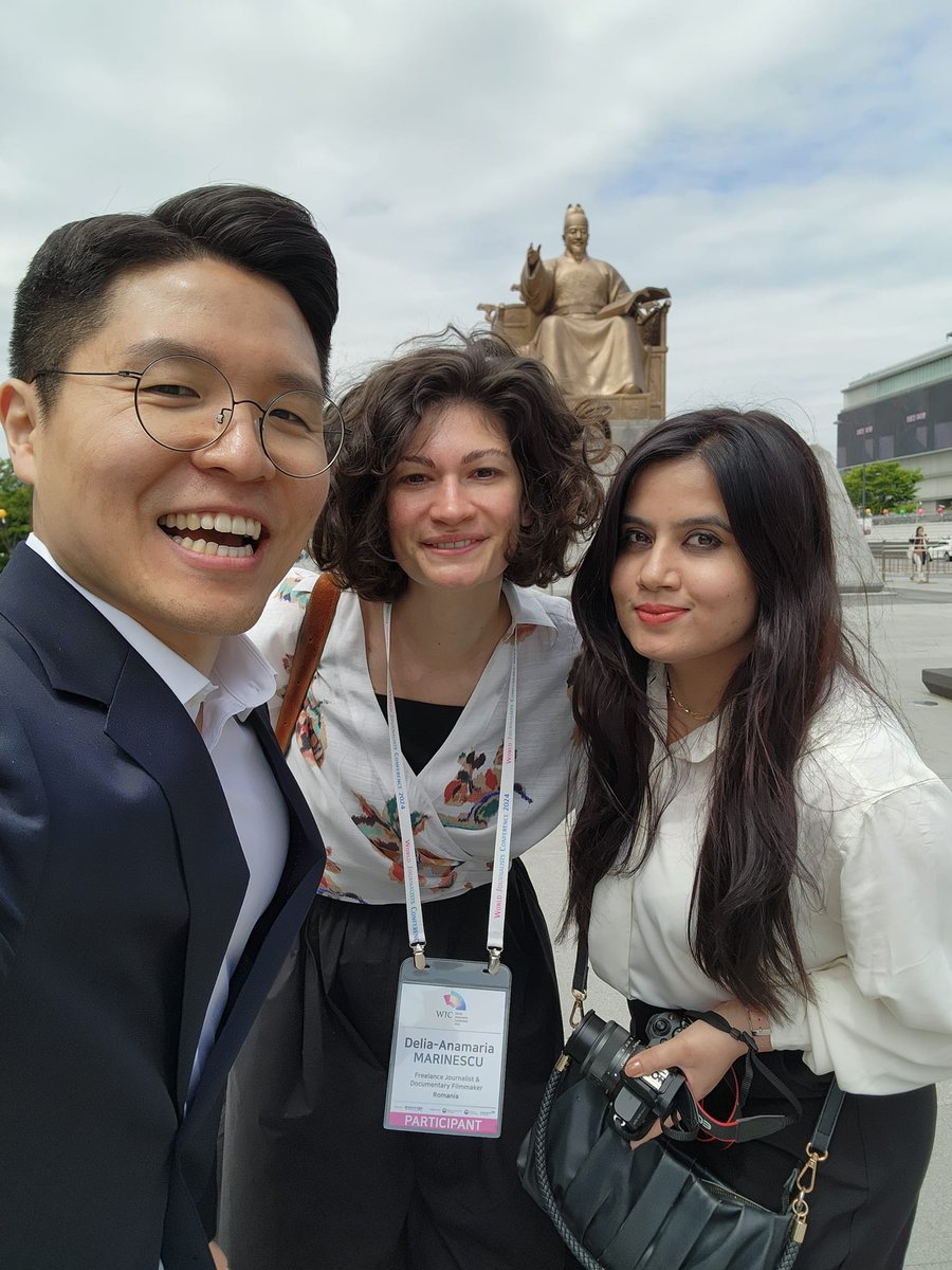 #HumphreyAlumni Gahyeok Lee 🇰🇷, Anum Hanif 🇵🇰, and Delia Marinescu 🇷🇴 reunited at the World Journalist Conference in Seoul. 60 journalists from 50 countries discussed vital topics like war journalism and AI's impact on the media #JournalismConference #GlobalCollaboration