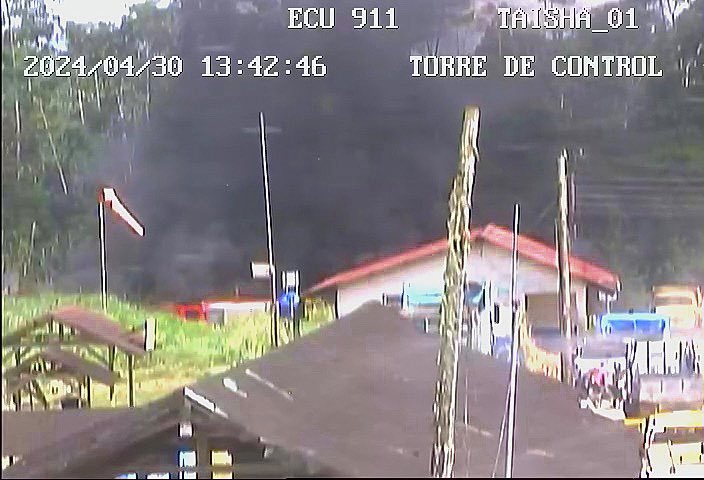 🚨#ECU911Reporta
A las 13:32 se reportó al #ECU911Macas sobre un incendio vehicular en la pista de Taisha.

Atendiendo esta emergencia se encuentran unidades del Cuerpo de Bomberos #Taisha y @PoliciaEcuador. 

*Información preliminar.