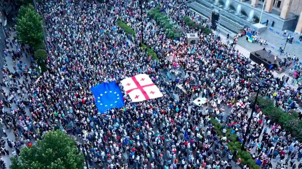 After the anti-western, anti-EU, authoritarian-conspiracy-style speech by Oligarch Bidsina Iwanischwili, Georgians are again taking the streets. 🇬🇪 ❤️ 🇪🇺 📸 George Tsereteli #tbilisi #TbilisiProtests