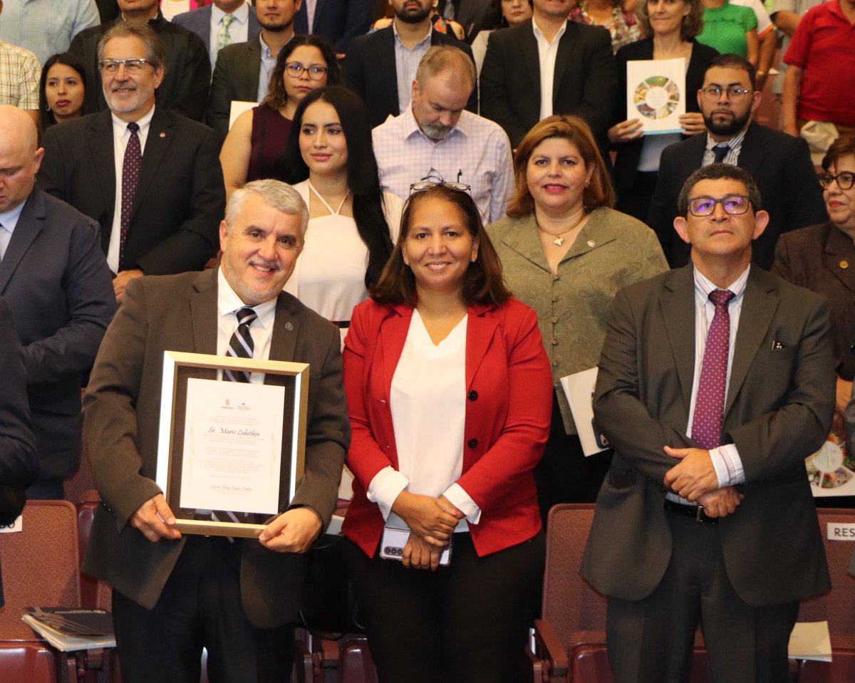En nombre de @MLubetkinFAO el Sub Coordinador Regional de @FAOMesoamerica @ASanchesFAO recibió reconocimiento otorgado por Ministra @LauraSuazoT de la @saghonduras por apoyo en el proceso de construcción de la #PESAH 2023-2043.