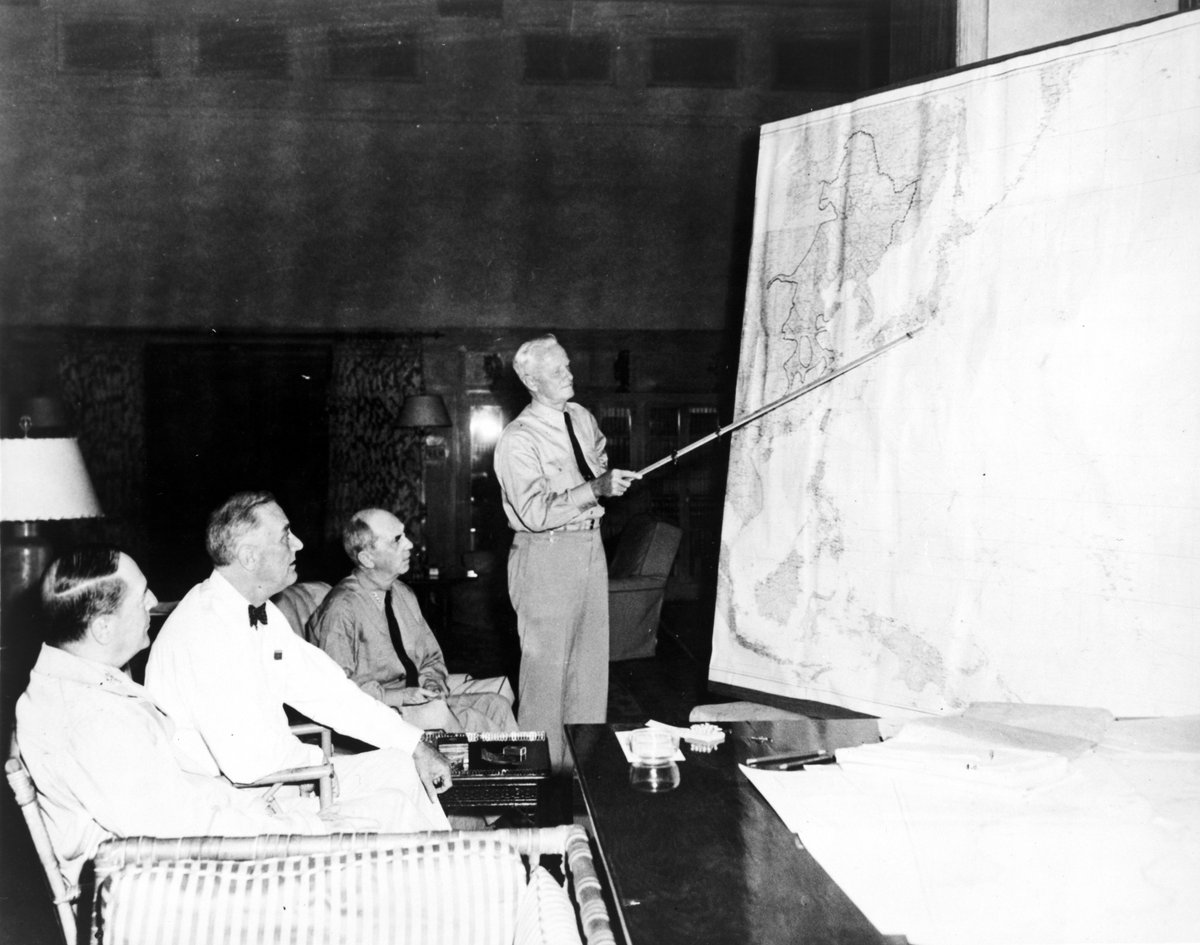 Amazing photograph of Gen. MacArthur, FDR, Admiral Leahy and Adm. Nimitz planning the next phase of the war in the Pacific and the invasion of Japan. July 28, 1944. Looking forward to talking about this with @Mother_of_Tanks tomorrow. #WWII