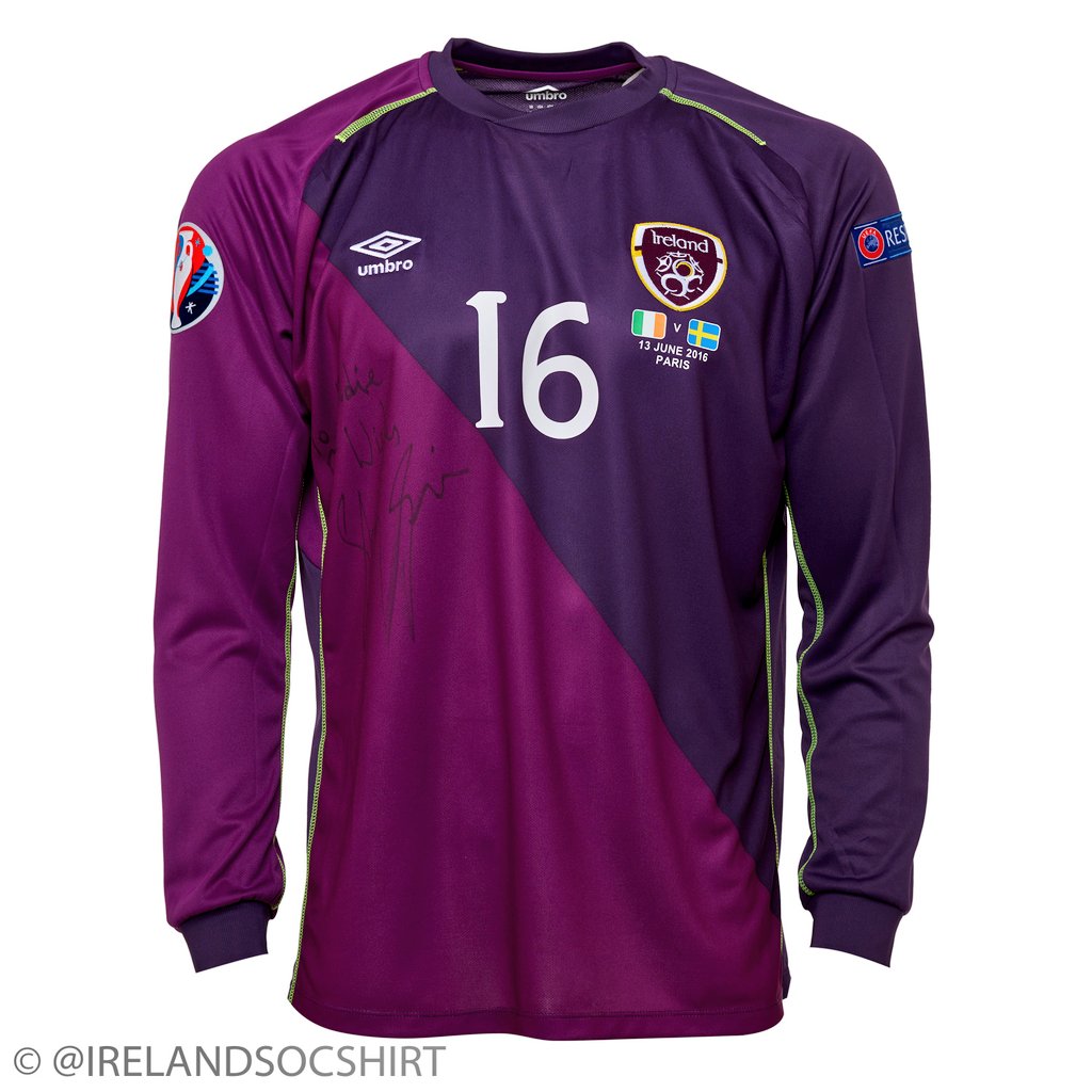 @RTEsport Serious shades of @No1shaygiven from Ireland 2016 off Manuel Neuer #BayernMunich goalkeeper kit tonight for the #ChampionsLeague tie vs #RealMadrid.

#COYBIG 🇮🇪