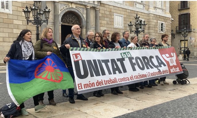 Acte simbòlic d'UCFR amb els sindicats contra el racisme i l'extrema dreta. #LaUnitatFaLaForça 

Cap espai al racisme als llocs de feina!
#ProuRacisme #StopIslamofòbia  

El món del treball contra el racisme i l’extrema dreta.

#StopVOX #StopAC #FeixismeMaiMés