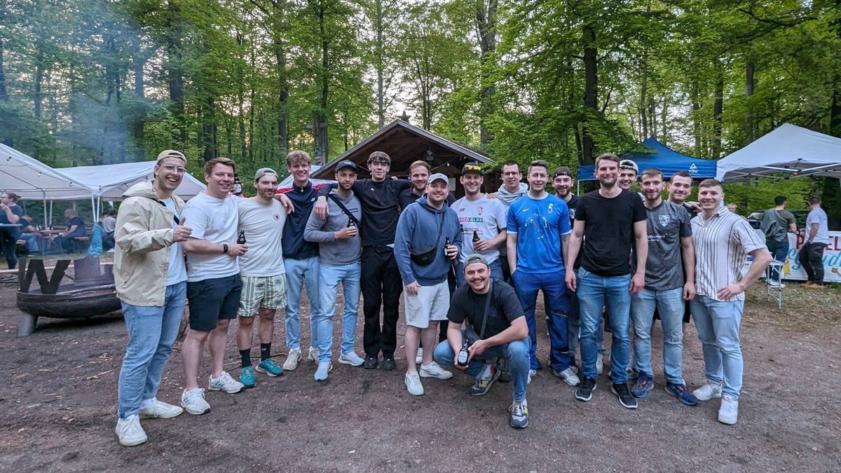 Mannschaftsabend auf dem Pedel!

Am heutigen Abend haben sich 1. und 2. Mannschaft zu einem gemeinsamen Mannschaftsabend auf dem Pedel verabredet. Bei ein paar Kaltgetränken stärken die beiden Mannschaften ihren Zusammenhalt im Verein!