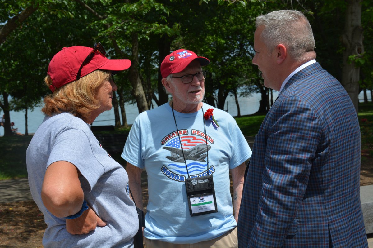 I took some time to welcome Peoria veterans to DC as part of the Greater Peoria Honor Flight. These local heroes are always on my mind as I continue my work to make sure we do best for those who put everything on the line to keep us safe. 🇺🇸
