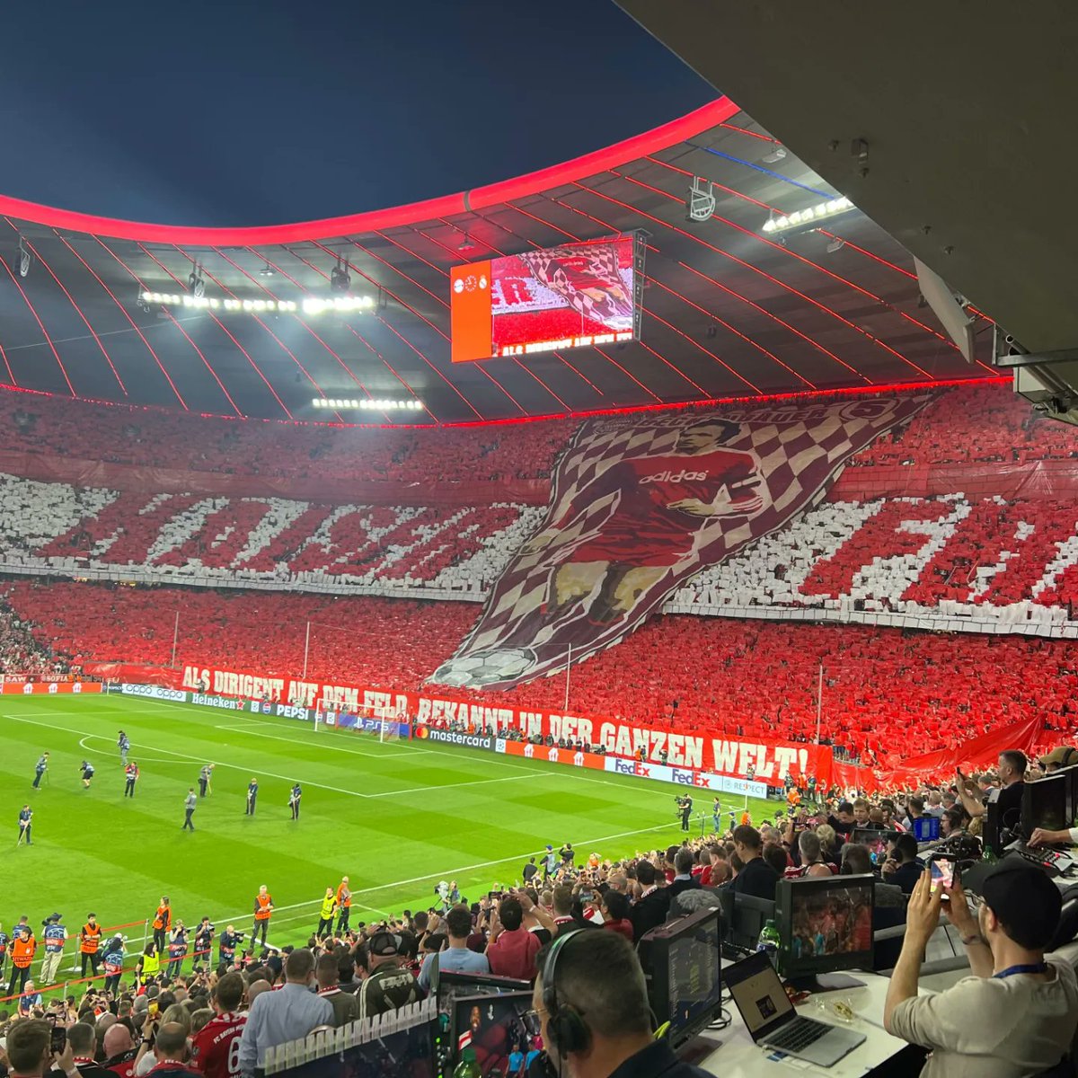 'Kaiser Franz - Als Dirigent auf dem Feld bekannt in der ganzen Welt'-Choreografie in der #Südkurve #München beim Heimspiel des #FCBayern in #ChampionsLeague gegen #Real #Madrid. #UCL #FCBRMA 📸: Faszination Fankurve & privat