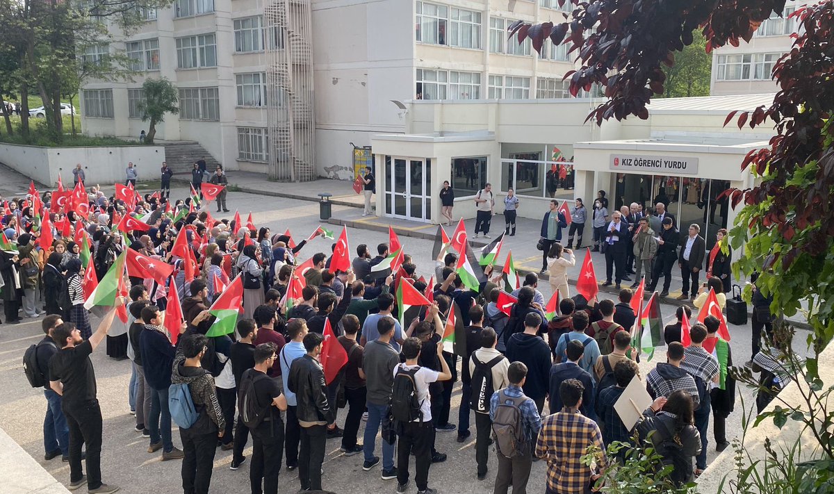 Üniversitemiz öğrenci topluluklarının düzenlediği ve insanlık, vicdan, hak, hukuk ve adalet duygusunun ölmediğini, genç yüreklerde yaşadığını gösteren Filistin’e destek, İsrail zulmüne lanet yürüyüşünü öğrencilerimizle birlikte gerçekleştirdik. Hepsinin gözlerinden öpüyorum.