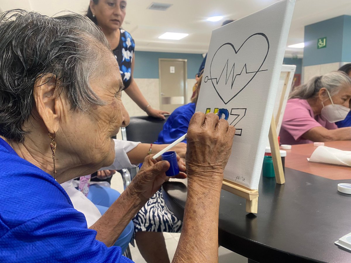 HRZManta's tweet photo. Un nuevo encuentro de nuestro Club de Adultos Mayores se llevó a cabo, donde sus integrantes pudieron vivir una interesante actividad artística y educativa 🏥👵🏻👴🏻 https://t.co/EEZBGk9MiV