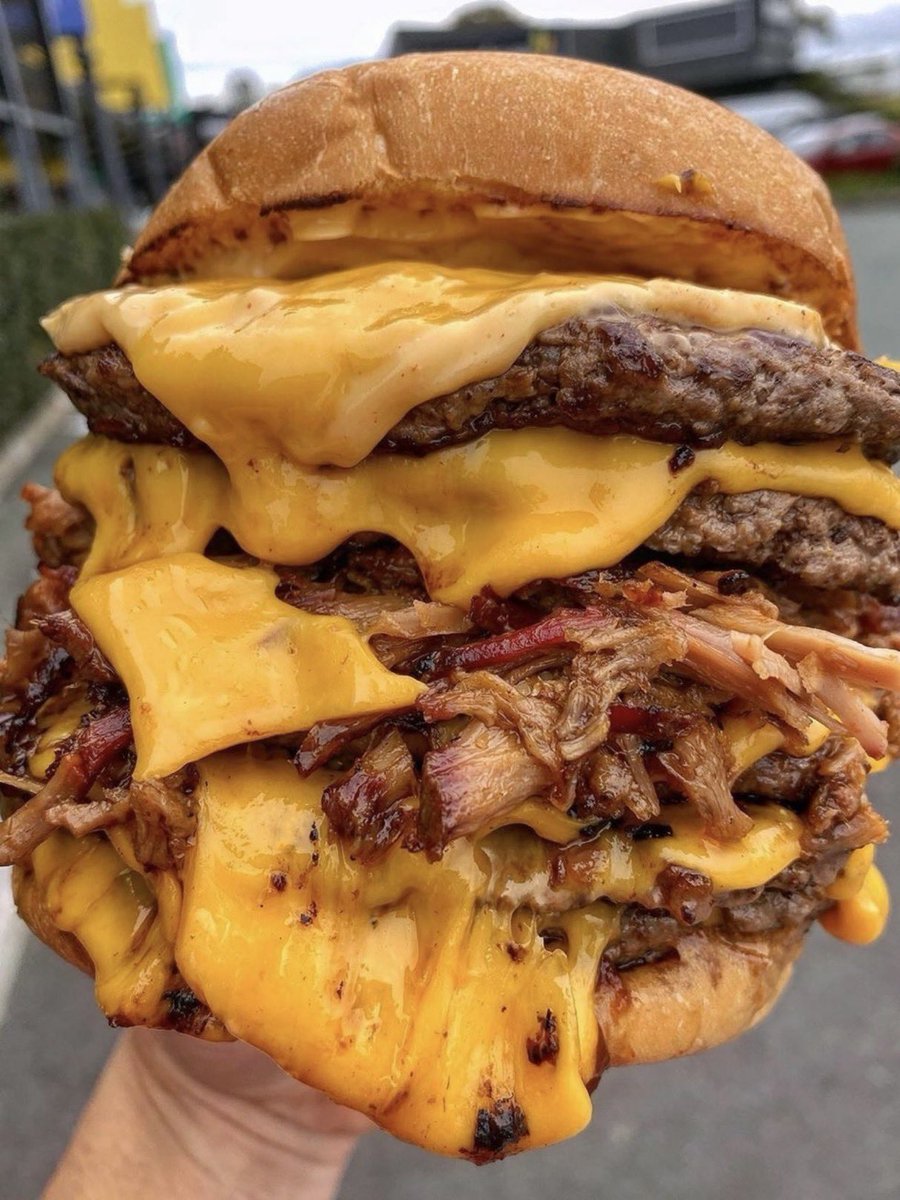 cheeseburger with pulled pork