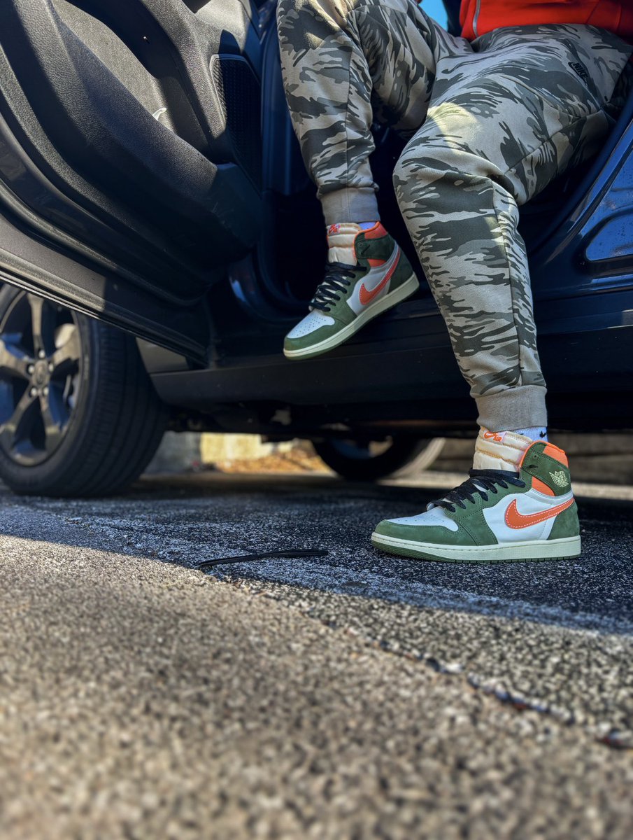 Happy Tuesday!!! Struggling to adjust now that I’m back in Chicago, but the grind never stops. On feet Jordan 1 Celadon #kotd #snkrs #snkrsliveheatingup #snkrskickcheck #sneakers #sneakerhead #sneakeradmirals #yourshoesaredope #sneakerlover