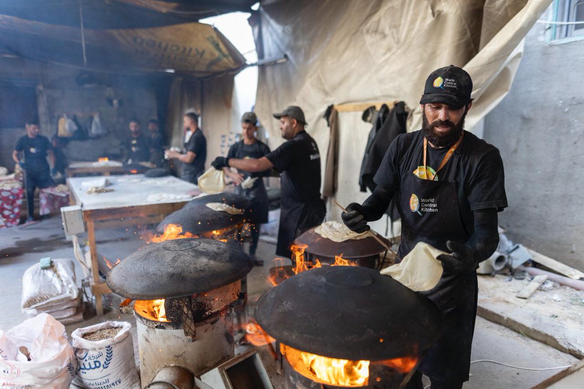 WCK served 200,000 meals to displaced Palestinians today as we resumed work in Gaza. We’ve provided more than 43 million meals in Gaza to date. 276 WCK trucks are ready to enter through Rafah with enough food for 8 million meals. We’re also sending trucks north.
#ChefsForGaza