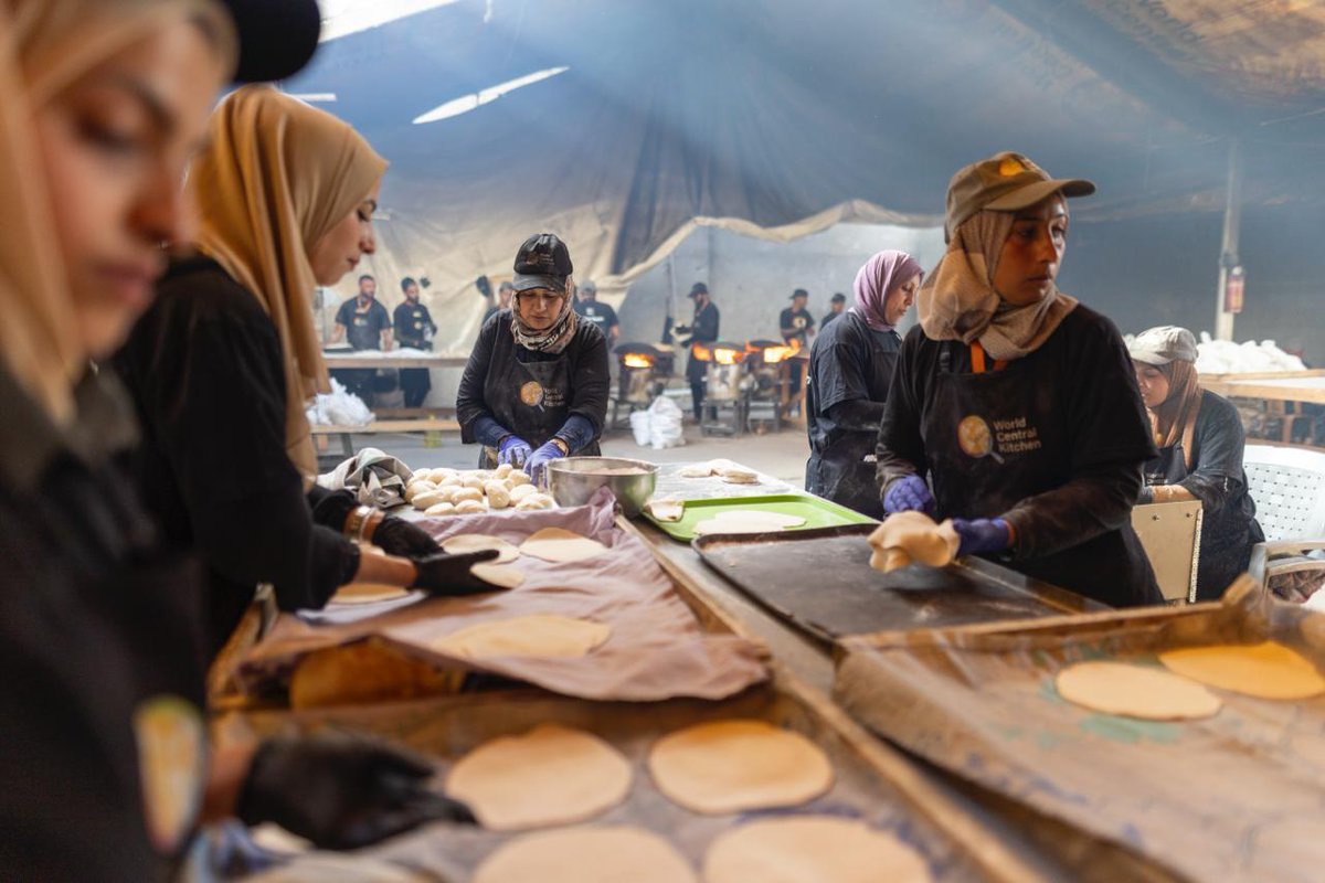 🇵🇸 @WCK served 200,000 meals to displaced Palestinians in Gaza, resuming their vital work. With over 43 million meals provided to date, 276 WCK trucks are poised to enter Rafah, carrying enough food for 8 million meals. They're also dispatching trucks north.

#Gaza #ChefsforGaza