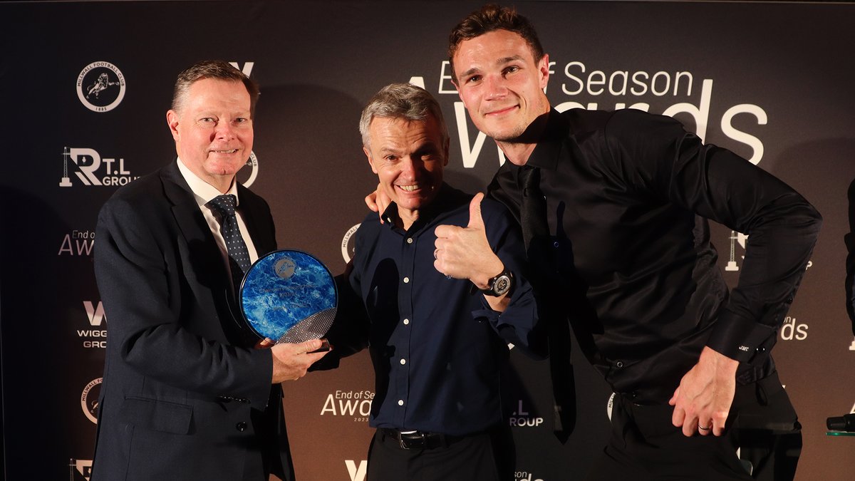 🤔 What do you do when the designated photographer wins an award? Well...you let Coops have a go, and then you let him jump into the next photo! 🤣 #Millwall