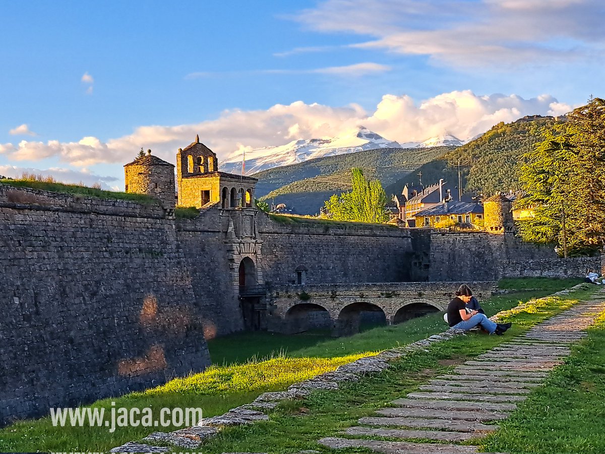 jacapirineos's tweet photo. Una preciosa tarde para despedir el mes de abril... mirando a la #Ciudadela, a la nieve de #Collarada, a los cielos de #Jaca 😍
📌 consulta #Agenda, #restaurantes, #alojamientos e info sobre #visitas y lugares de interés en https://t.co/gSDIbpLBYa https://t.co/ymt0rv2SoW