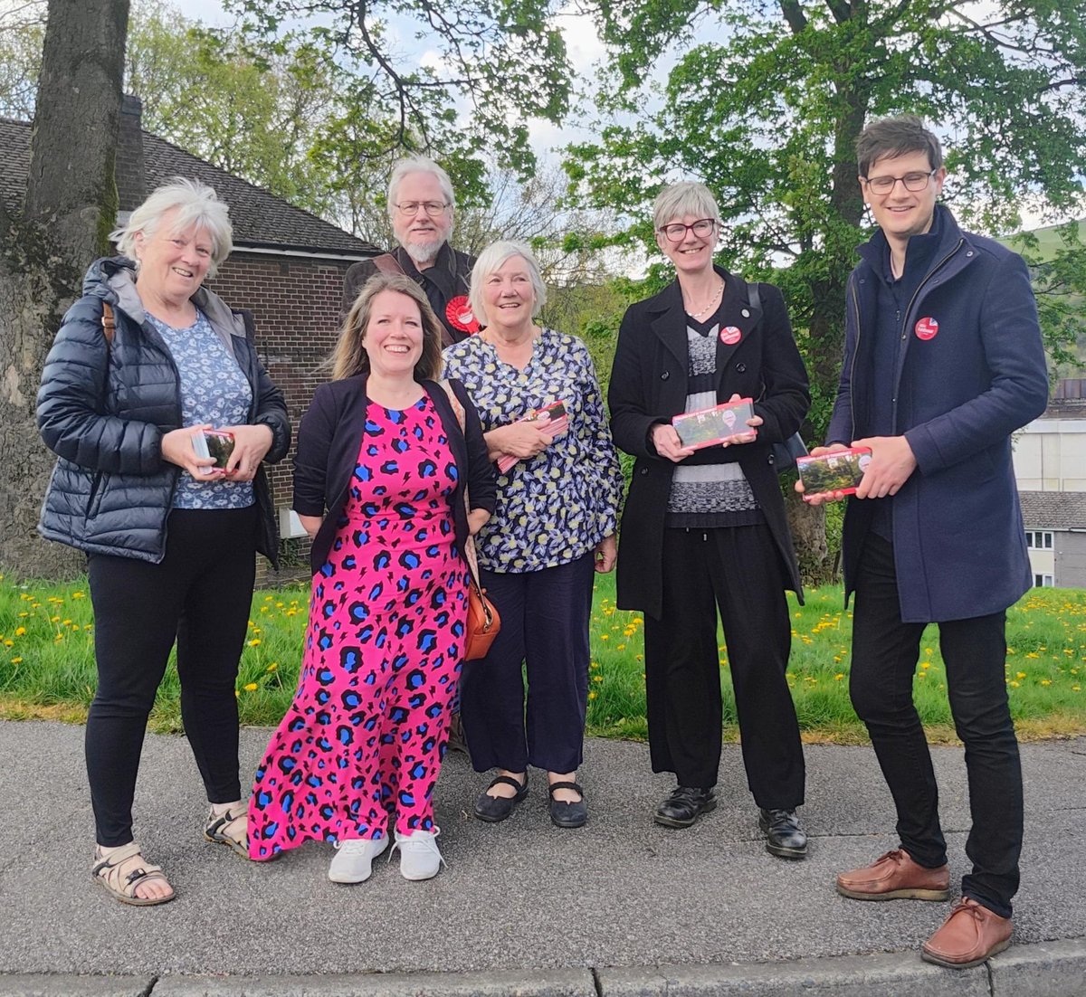 A really positive evening on the doorstep in Stocksbridge tonight for Mark Whittaker, our @UKLabour local election candidate for Stocksbridge and Upper Don Ward. Two sleeps to go! Thanks to @tomhunt100 @discombobulous &others for joining #votelabour2ndMay